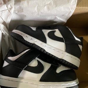 Nike Dunk Lows Panda